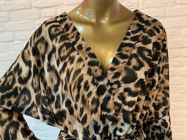 lange_jurk_spaans_model_leopardprint_bruintinten_2