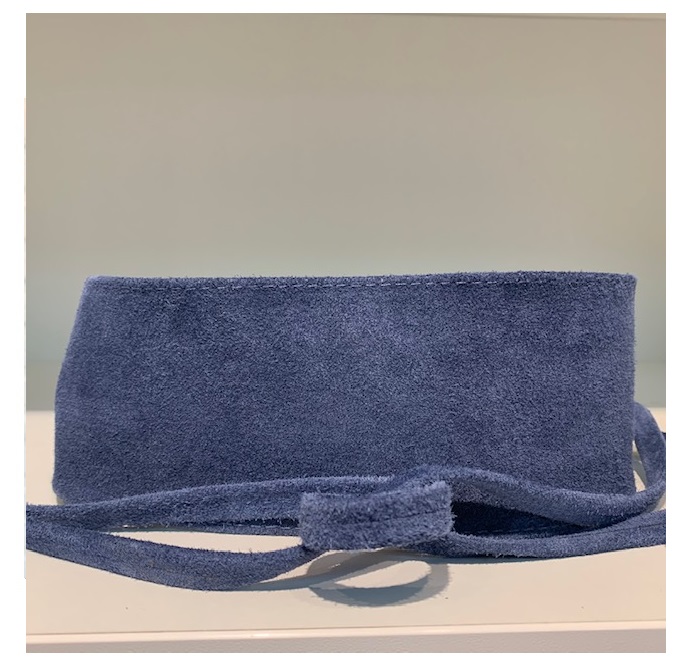 nikkie_wikkelriem_suede_denim_blauw