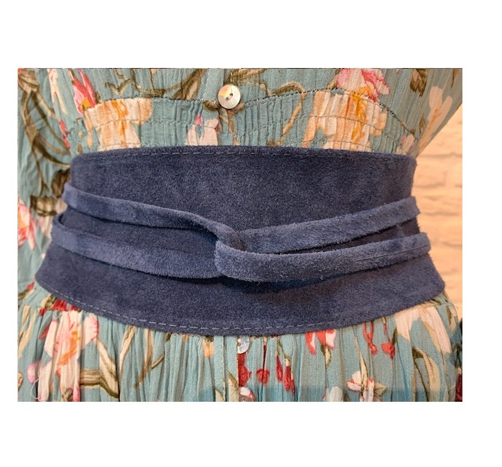nikkie_wikkelriem_suede_denim_blauw_3