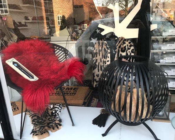 schapenvacht_rood_etalage