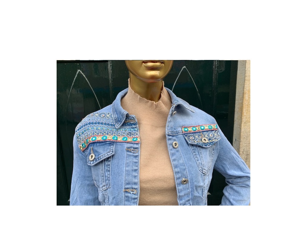 spijkerjasje_licht_denim_borduursel_strass_2