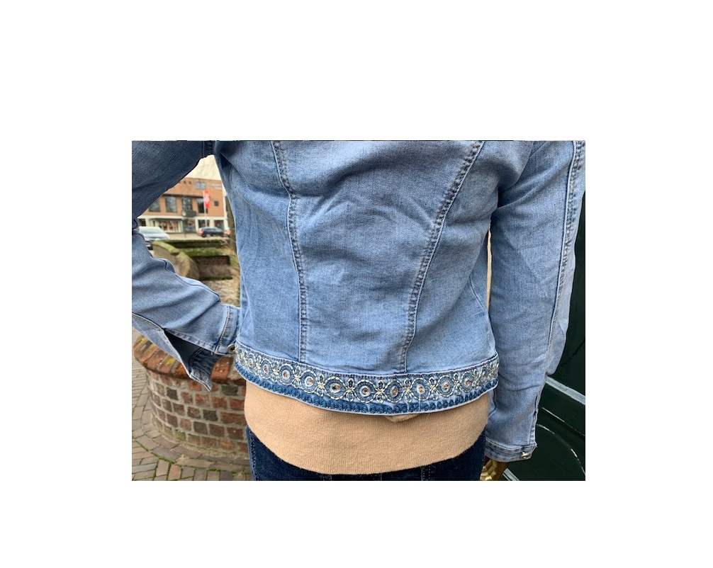 spijkerjasje_licht_denim_borduursel_strass_4