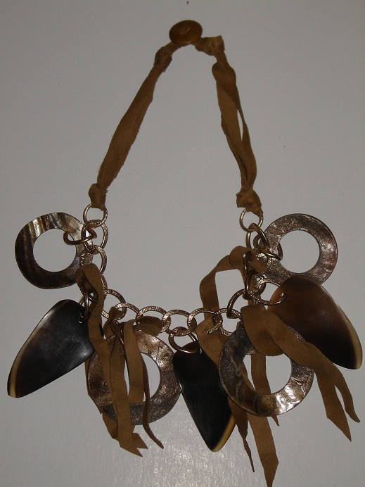 suedebruincollier
