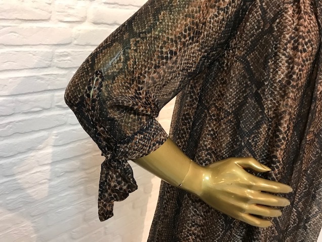 tuniek_snakeprint_cognac_zwart_mouw