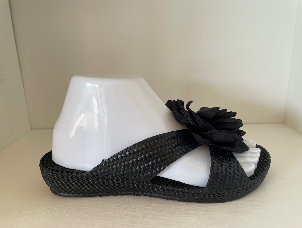 gino_lapis_slipper_zwart_bloem