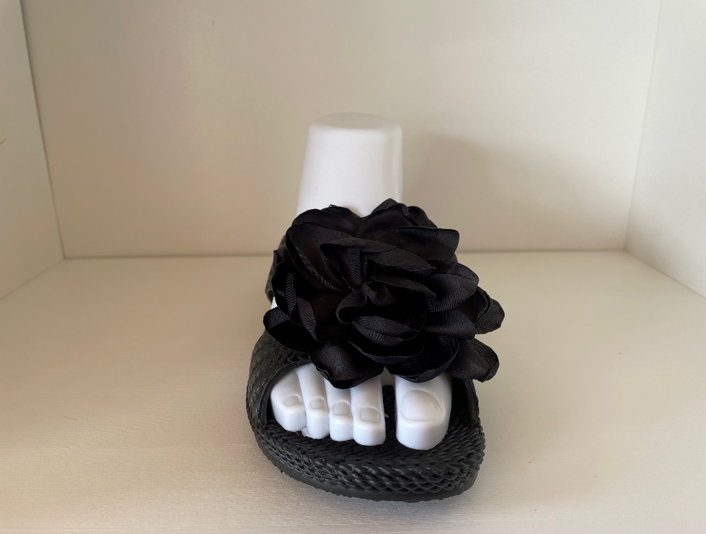 gino_lapis_slipper_zwart_bloem_2
