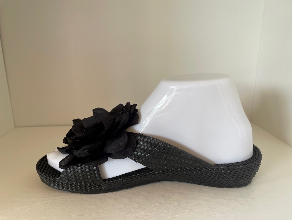 gino_lapis_slipper_zwart_bloem_3