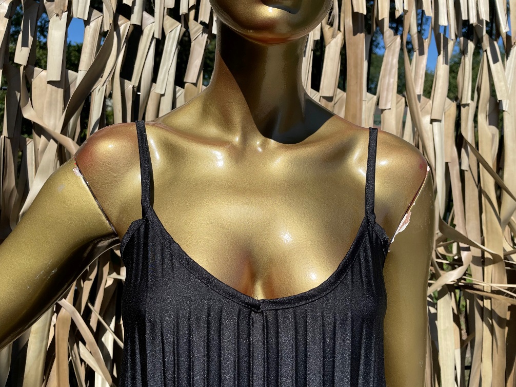 lange_plisse_zomerjurk_zwart_model_3