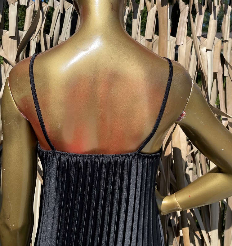 lange_plisse_zomerjurk_zwart_model_4