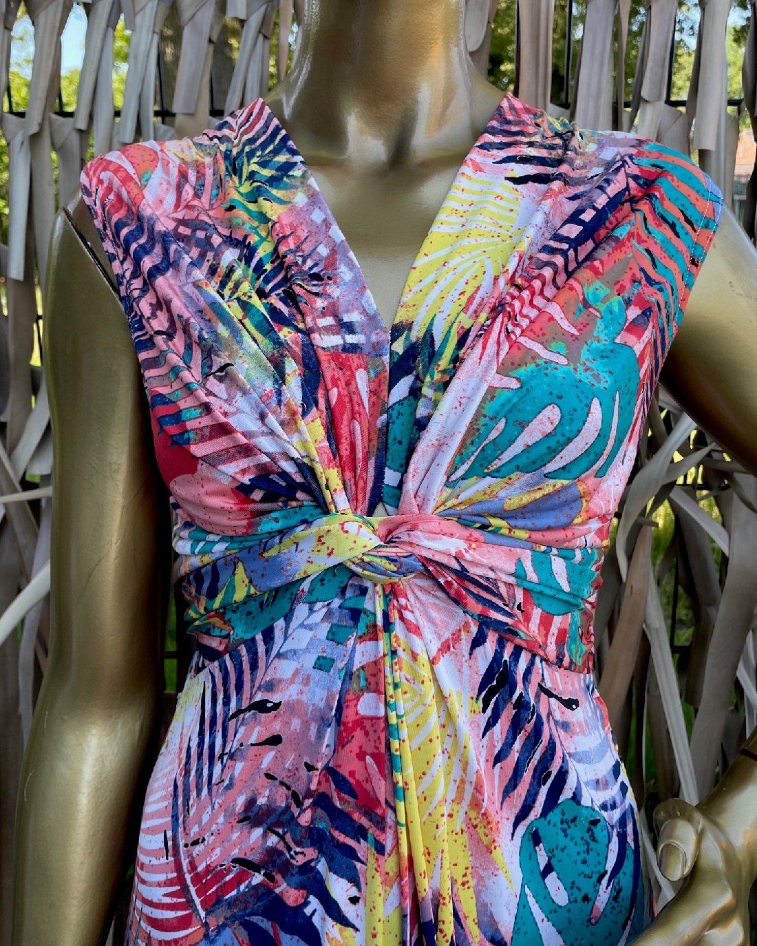 lange_zomerjurk_knoop_bladmotief_roze_geel_blauw_3