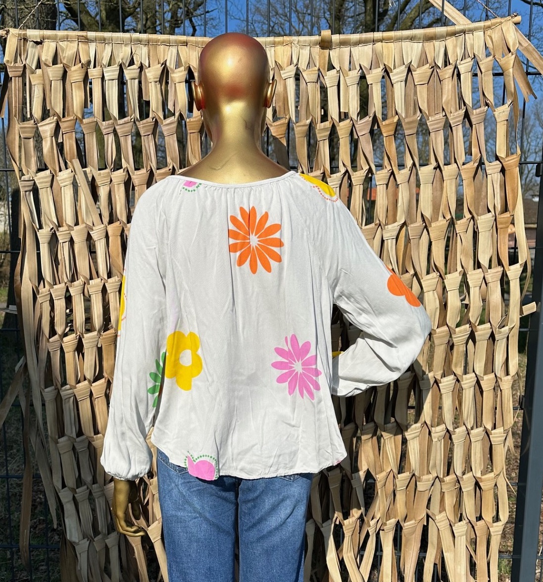 blouses_met_bloemen_licht_grijs