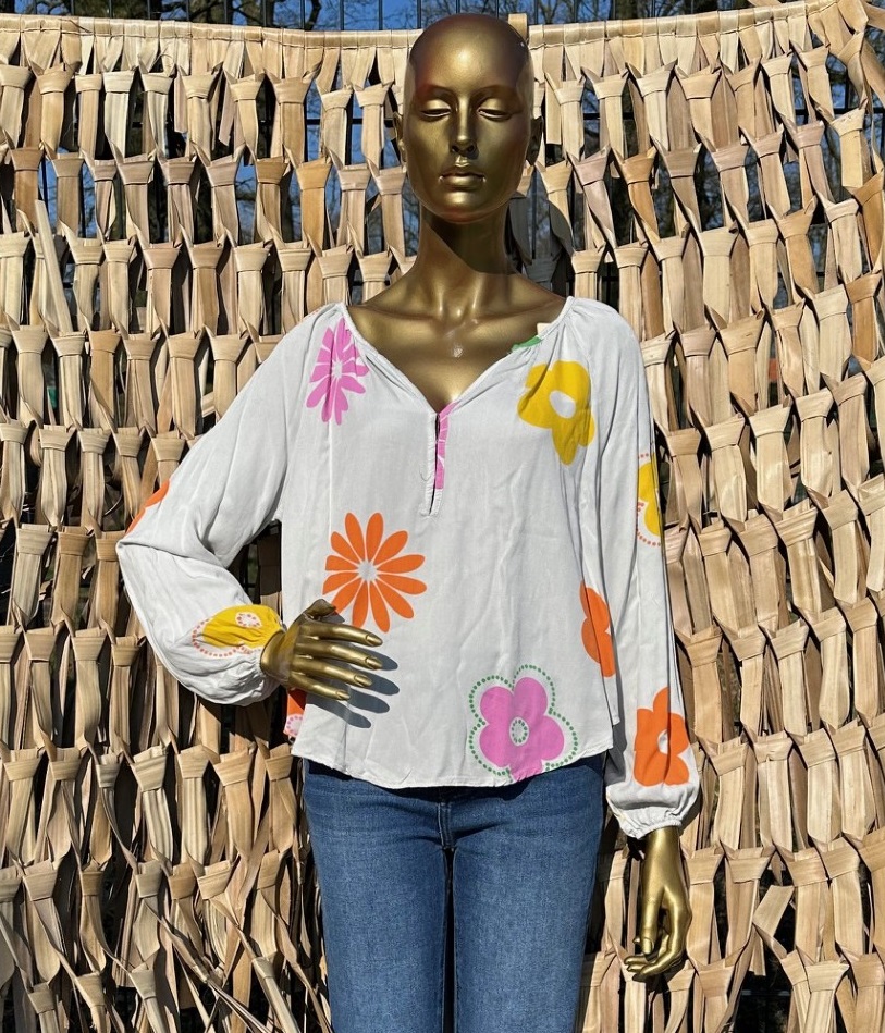 blouses_met_bloemen_licht_grijs_2