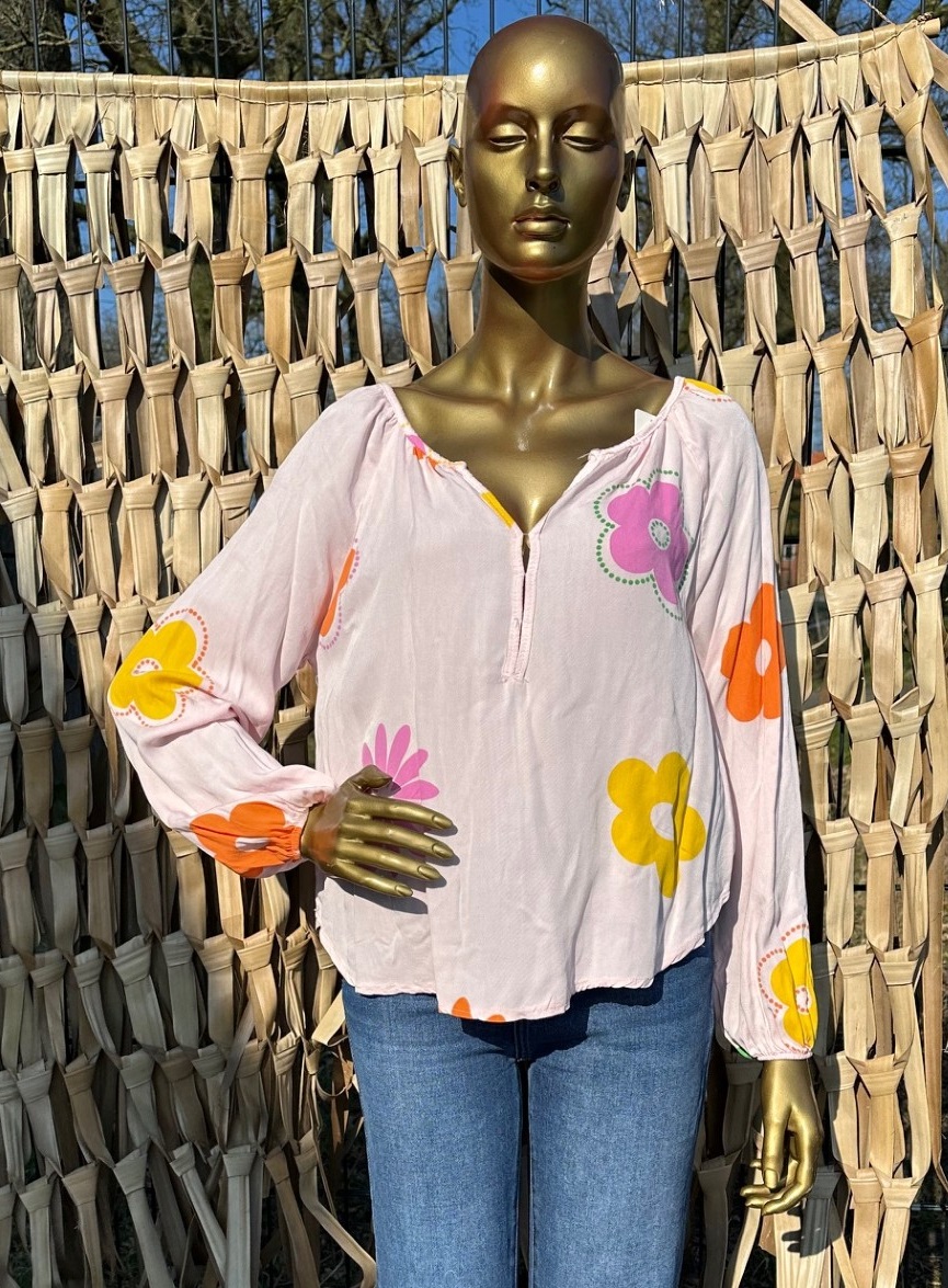 blouses_met_bloemen_licht_roze