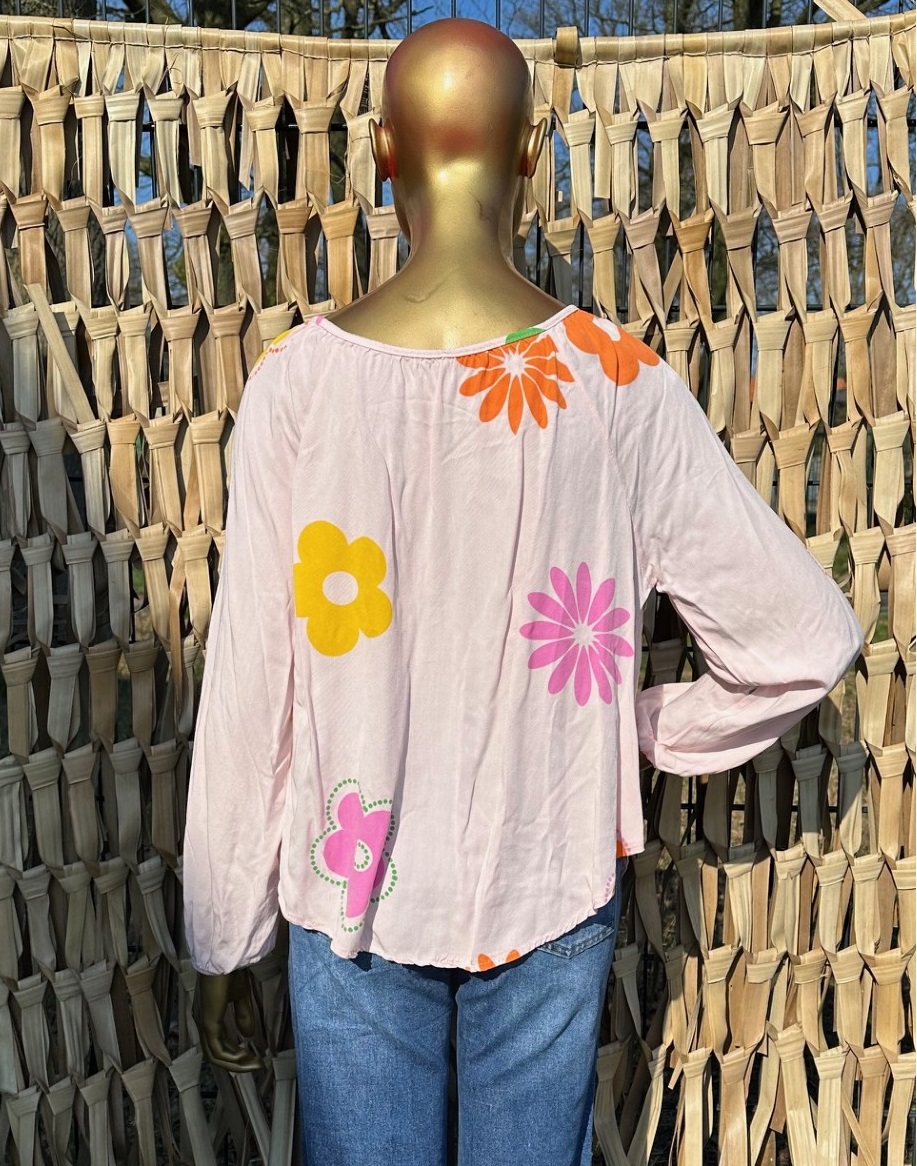 blouses_met_bloemen_licht_roze_2