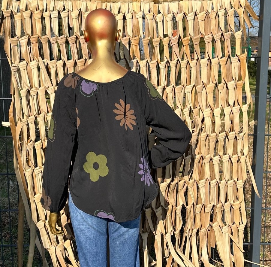 blouses_met_bloemen_zwart_2
