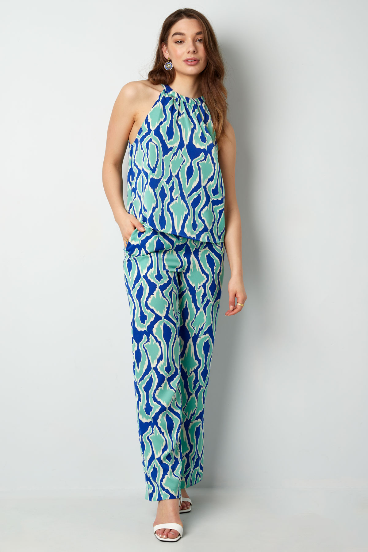 haltertop_fantasieprint_blauw_groen_model_2