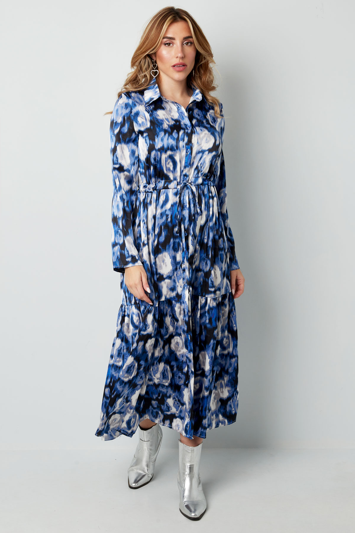 lange_doorknoopjurk_bloemen_blauw_model