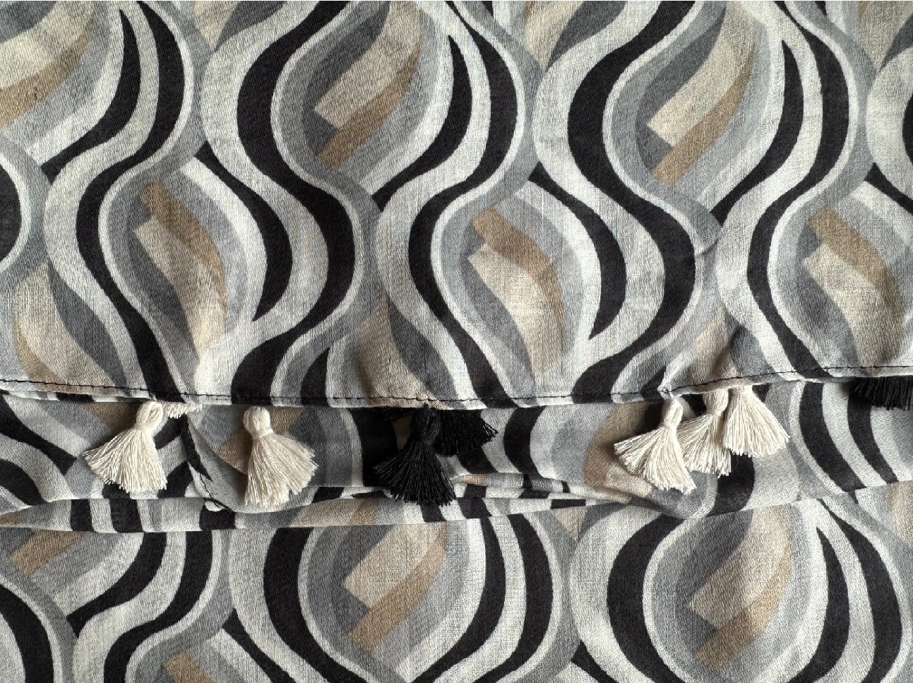 sjaal_retroprint_zwart_grijs_beige_2