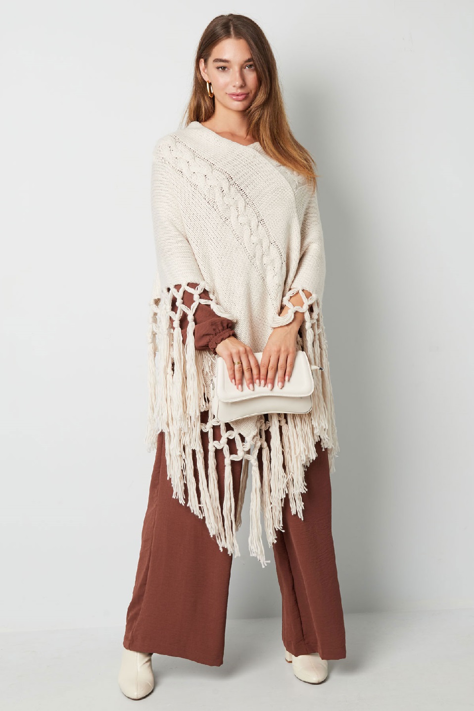 poncho_slierten_ecru_model