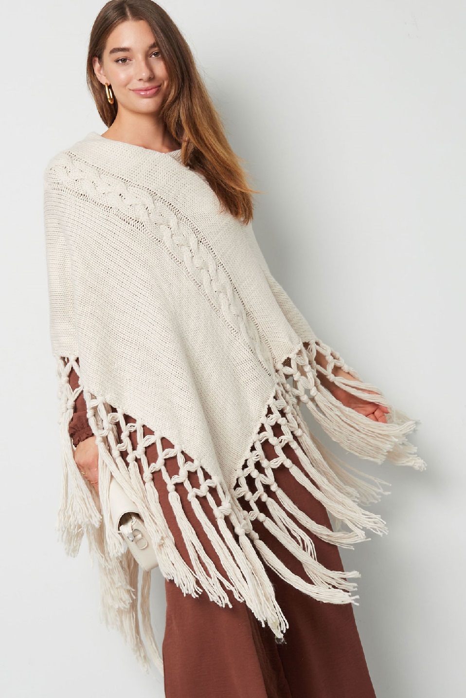 poncho_slierten_ecru_model_2