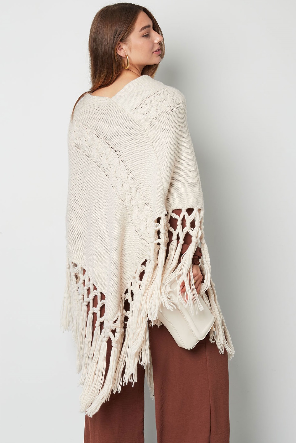 poncho_slierten_ecru_model_3