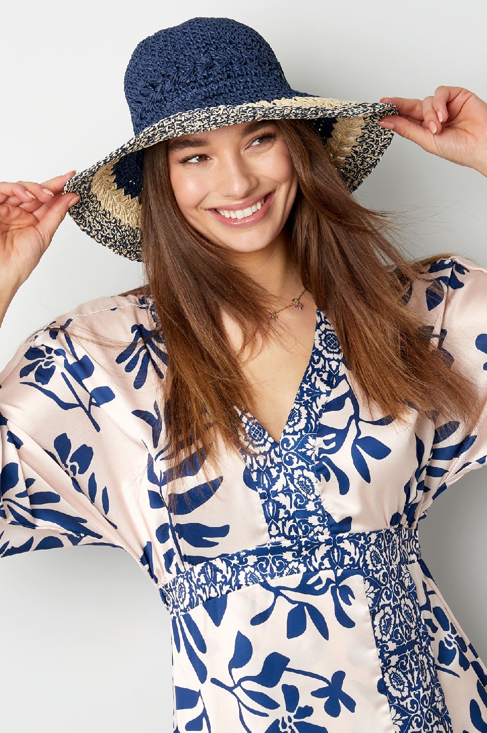 zomerhoed_marineblauw_beige_model