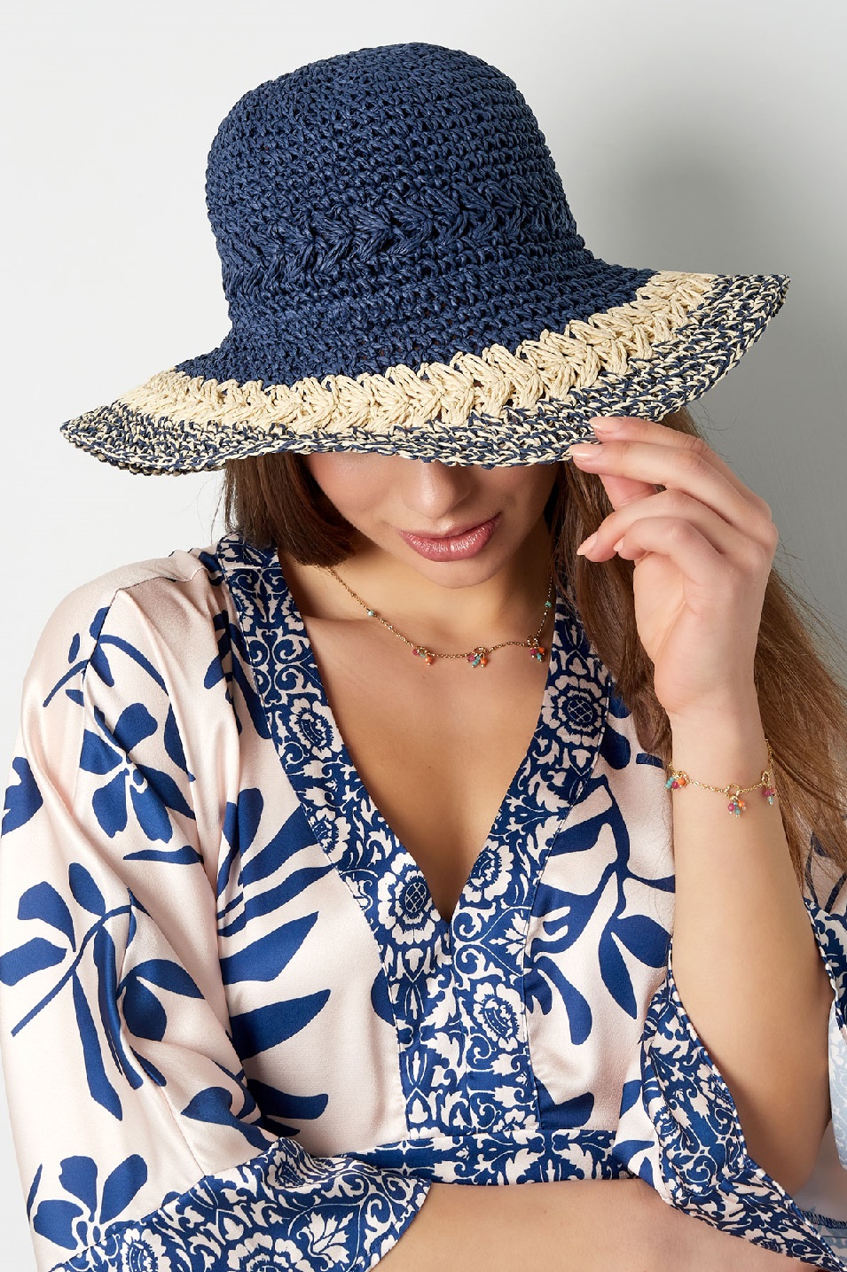 zomerhoed_marineblauw_beige_model_2